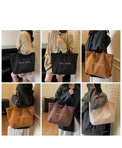 Four colors of large capacity tote bags shown in model style for daily commuting use