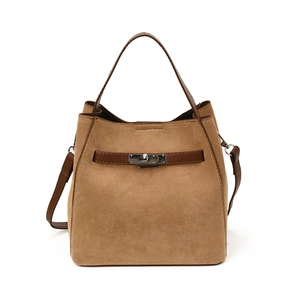 Sac seau en daim marron avec fermeture à fermoir rotatif et bandoulière amovible