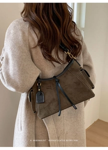 Detail der dunkelbraunen Wildleder-Schultertasche mit Kontrastnaht und Lederquaste