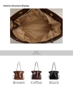 Vue intérieure du sac fourre-tout avec poche zippée et compartiments internes à chaîne