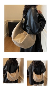 Dettaglio borsa hobo in pelle scamosciata con finitura opaca premium e cuciture laterali