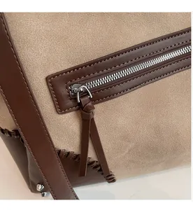 Dettaglio della borsa tote vintage con cuciture in pelle a contrasto e zip argento