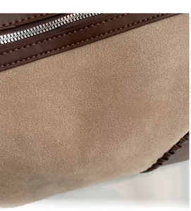 Dettaglio borsa a tracolla con cuciture in pelle marrone scuro e zip in metallo