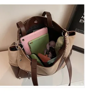 Vista interna della grande borsa tote in pelle scamosciata con spazio per tablet e ombrello
