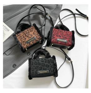Détail de sacs bandoulière imprimé léopard avec bordure en fausse fourrure et étiquettes