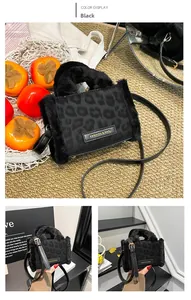 Détail du sac en peluche léopard noir avec bordure en fausse fourrure et bandoulière