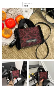 Détail du mini sac léopard en fausse fourrure avec bordure peluche et plaque en métal