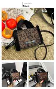 Détail du sac cabas léopard avec bordure en fausse fourrure noire et plaque métallique