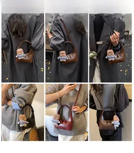 Collage de sacs à main rétro en plusieurs couleurs avec breloques de sac nounours