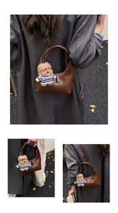 Sac demi-lune marron rétro avec finition cuir lisse et breloque peluche chiot