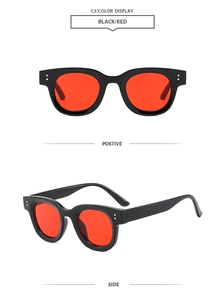 Vue détaillée de lunettes de soleil rondes vintage avec monture noire et verres rouges