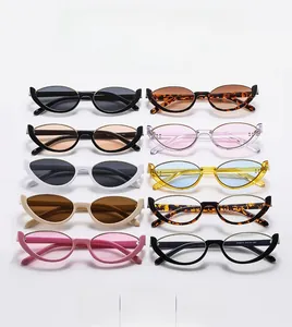 Vue à plat de lunettes de soleil œil-de-chat en dix couleurs dont écaille et transparent