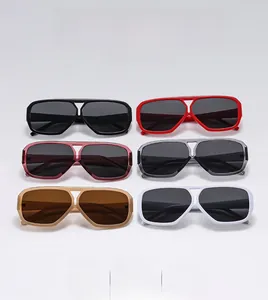 Détail de lunettes de soleil carrées à double pont disponibles en plusieurs couleurs tendance