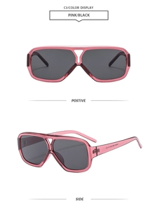 Vue de face et de profil de lunettes de soleil carrées à double pont en résine rose