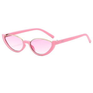 Lunettes de soleil œil de chat modernes avec monture rose et bordure dorée sur fond blanc