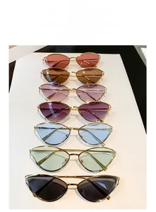 Vue à plat de lunettes de soleil œil de chat en métal avec sept verres colorés