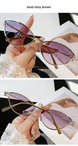 Gros plan détaillé de lunettes de soleil œil de chat dorées avec des verres dégradés