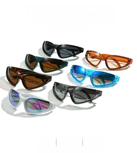 Dettaglio di sette occhiali da sole sportivi colorati con eleganti montature cat-eye