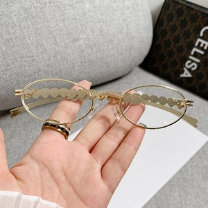 Fashion Heart Rhinestone Oval Sunglasses Metal Frame Heart Decorations Chic UV400 Outdoor Eyewear For Women