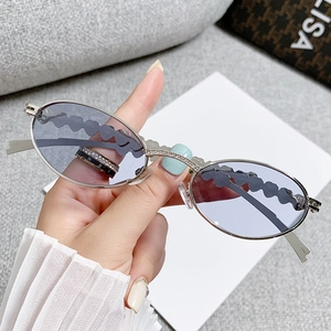 Oval sun glasses with diamond bridge and wavy frames in purple gradient tint