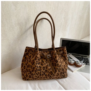 Grote shopper met luipaardprint en bruine lederen handvatten voor de wintermode