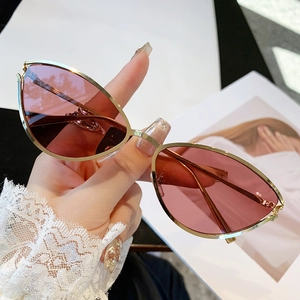 Lunettes de soleil œil de chat tendance avec monture dorée et verres rose pâle