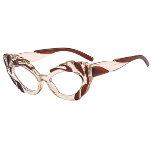 Fashionable cat-eye sunglasses with champagne translucent frames and tortoise patterns