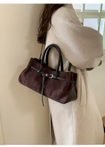 Détail du sac cabas en daim marron foncé avec boucle de ceinture vintage et lanières