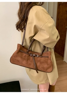 Détail du sac à bandoulière rétro en daim avec boucle en métal et matière texturée