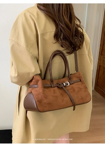 Brown retro tote bag with suede拼接 detailing and metal grommets on a camel trench coat