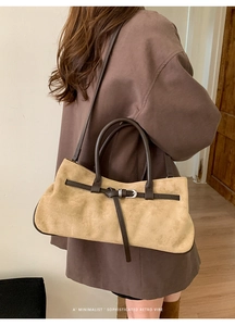 Détail du sac cabas en cuir mat avec bretelles contrastées et boucle métallique