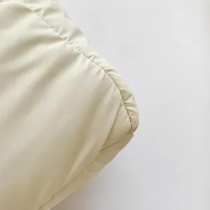 Detailansicht aus gestepptem cremefarbenem Nylongewebe mit glattem Finish und feiner Naht
