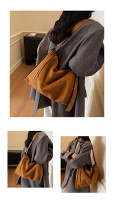 Detailweergave van grote bruine suède hobo tas met matte textuur en ruim ontwerp van de tas