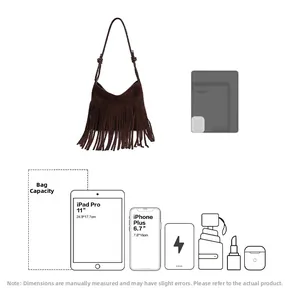 Detailansicht der braunen Wildledertasche mit Fransen und Platz für iPad und Smartphone