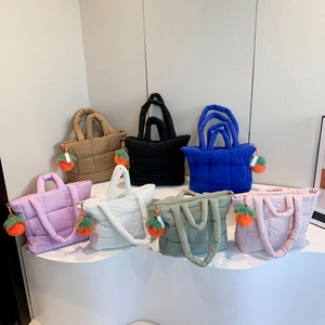 Sacs cabas en nylon matelassé de sept couleurs avec charmes carotte sur socle blanc