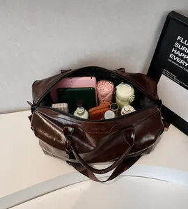 Interno spazioso della borsa in pelle cerata marrone scuro con grande capacità