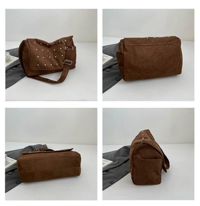 Détails du sac bandoulière en daim marron foncé avec rivets argentés et vues multiples