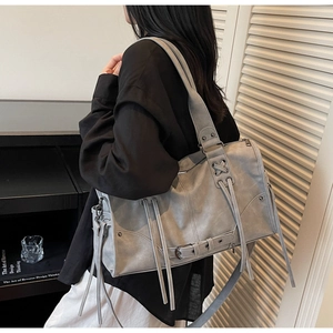 Grand sac cabas gris en cuir délavé avec de longues franges et boucle sur modèle
