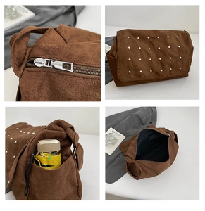 Détails du sac à bandoulière en daim marron avec rivets et poche latérale pratique