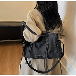 Détail du sac cabas vintage gris avec de longues franges et des rivets métalliques