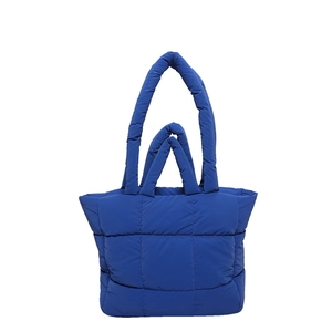 Sac cabas matelassé bleu roi style doudoune avec larges carreaux et doubles anses