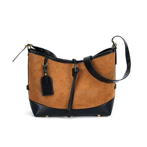 Sac hobo rétro en daim marron et cuir noir avec détails métalliques dorés élégants