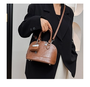 Sac bandoulière rétro marron en cuir avec bandoulière réglable et mini porte-monnaie
