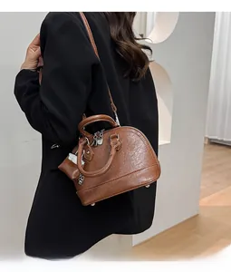 Détail d'un sac à main vintage marron avec texture cuir et petit porte-monnaie