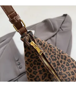 Detail der Leoparden-Einkaufstasche mit Goldreißverschluss und braunem Leder-Schultergurt