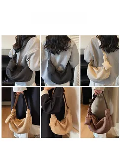 Borsa a pieghe stile dumpling in nero, beige e caffè indossata da modelli