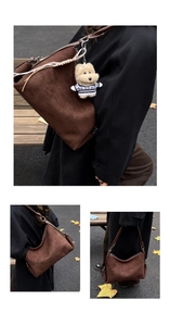 Primer plano de bolso hobo de ante marrón con correa ajustable y colgante de perro lindo
