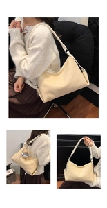 Detalle del bolso hobo de ante beige con colgante de osito y correa ajustable al hombro