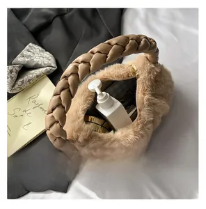 Détail du sac à main en peluche beige montrant l'intérieur spacieux et l'anse tressée