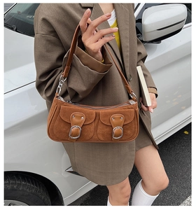 Detailansicht der braunen matten Baguette-Tasche mit Silberschnallen und Kette